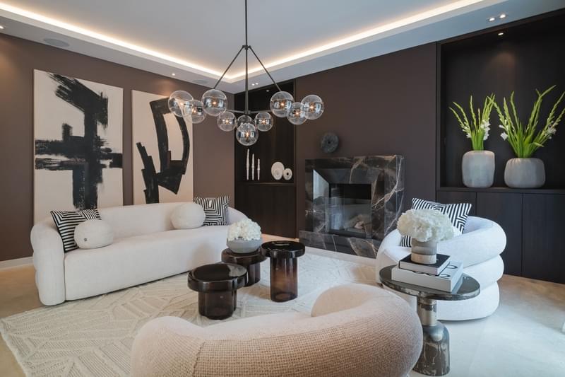 Ein Wohnraum mit modernem Innendesign. Das Bild zeigt ein stilvolles Sofa in einem luxuriösen Wohnambiente, das Eleganz und Komfort ausstrahlt. Es repräsentiert einen anspruchsvollen Lebensstil.