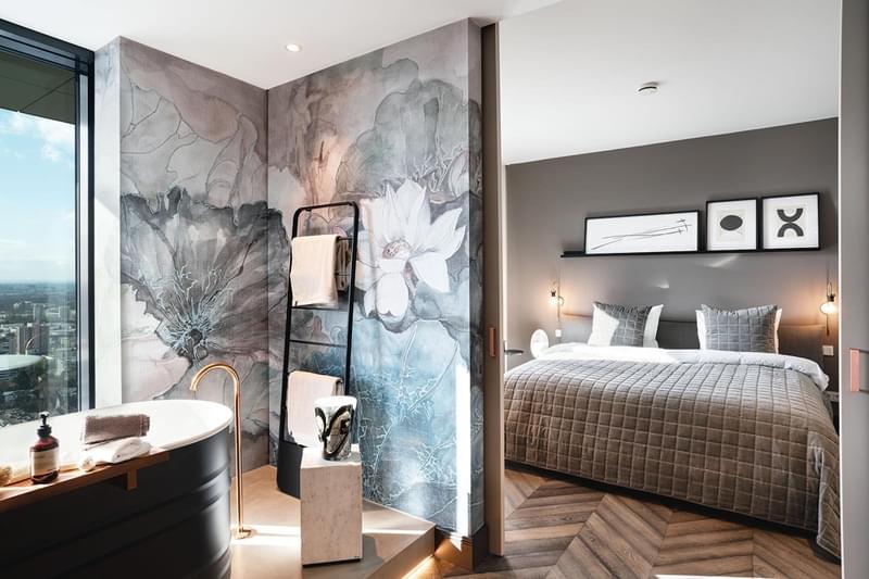 Ein modernes und elegantes Schlafzimmer Design in einem Wohnraum eines Luxus Apartment Hauses mit einem Bett und einer Badewanne.