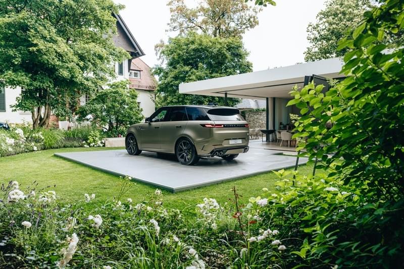 Staging eines Luxus-Fahrzeugs im Hof einer Villa.