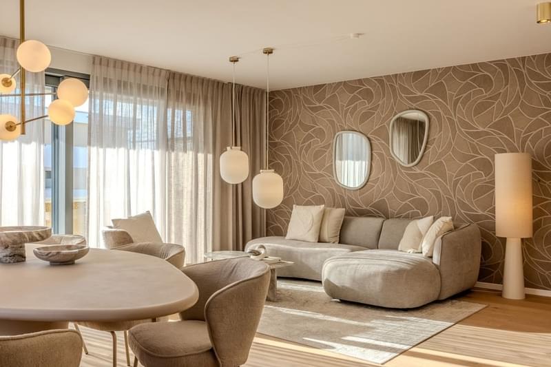Ein retro modernes und elegantes Innendesign im Wohnzimmer mit einer großen Couch.